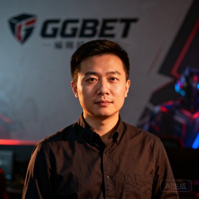 GGBET创始人陈铭的半身肖像照，他穿着深色衬衫站在编辑部背景前，神情专注而自信，身后墙上隐约可见GGBET的品牌标志和电竞元素装饰。